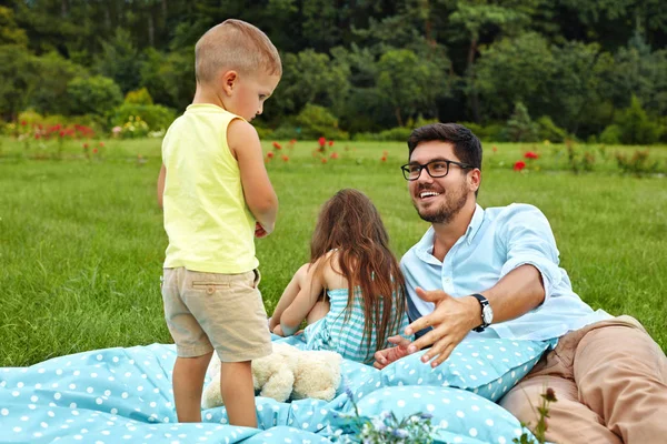 Pappa med barn ha roligt i Park. Lycklig familj i naturen — Stockfoto