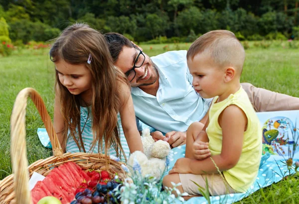 Vader met kinderen plezier In het Park. Gelukkige familie In de natuur — Stockfoto
