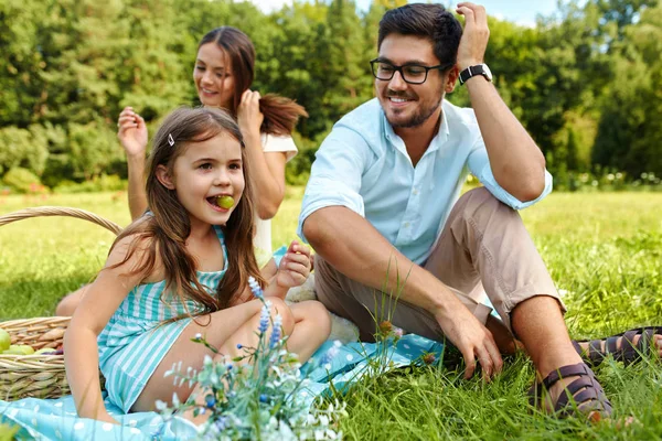 Familie op picknick. Gelukkige jonge familie plezier In de natuur — Stockfoto