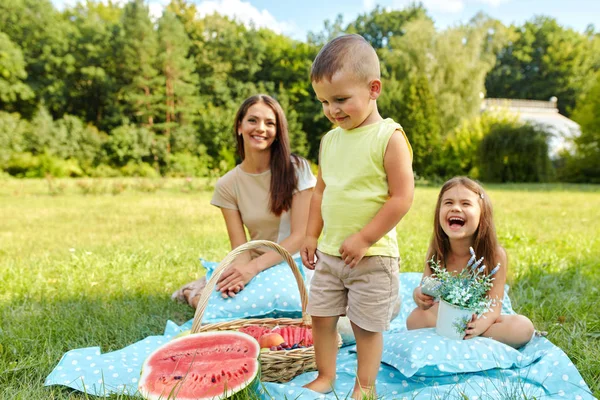 Moeder met kinderen plezier In het Park. Happy Family buitenshuis — Stockfoto