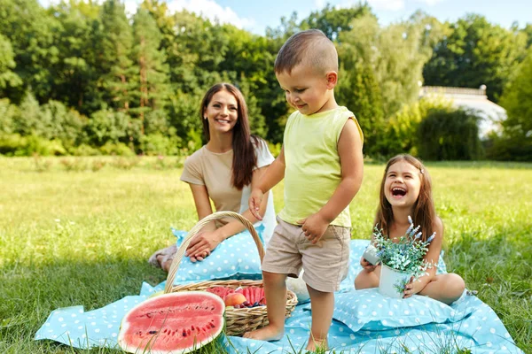 Mother With Children Having Fun In Park. Happy Family Outdoors — Stock Photo, Image