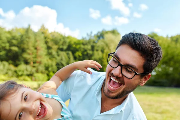 Glücklicher Vater und Kind, die Spaß beim Spielen im Freien haben. Familienzeit — Stockfoto