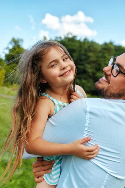 Pai feliz e criança se divertindo brincando ao ar livre. Tempo de família — Fotografia de Stock