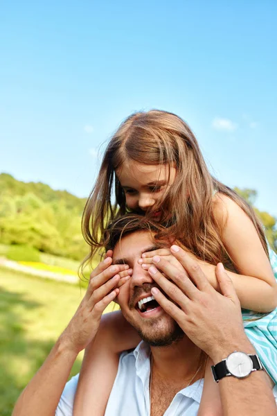 Lycklig far och barn har roligt att spela utomhus. Tid för familjen — Stockfoto