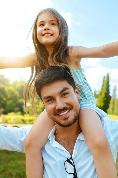Gelukkig vader en kind plezier buiten spelen. Familie tijd — Stockfoto