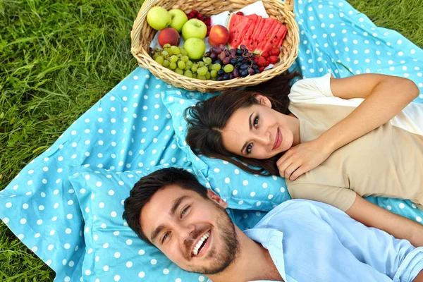 幸福的夫妇，在爱情上浪漫在公园野餐。关系 — 图库照片