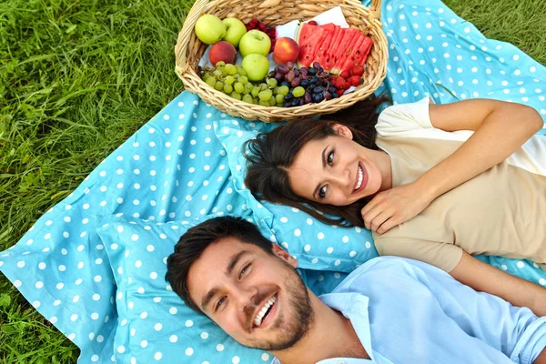 Pareja feliz enamorada en un picnic romántico en el parque. Relación —  Fotos de Stock