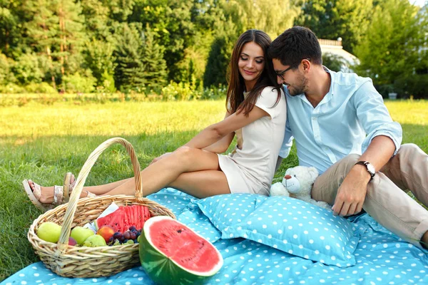 Mutlu çiftimiz parkta romantik piknik üzerinde aşık. İlişki
