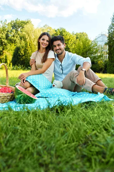 Щаслива пара в любові на романтичному пікніку в парку. Відносини — стокове фото