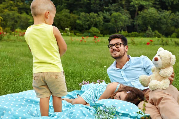Ojciec z dziećmi, zabawy w parku. Szczęśliwa rodzina w przyrodzie — Zdjęcie stockowe