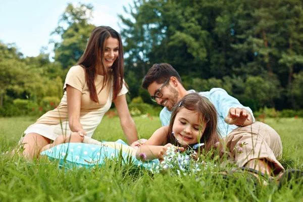 Happy Family młodych w parku. Rodzice i dzieci, zabawy, gry — Zdjęcie stockowe