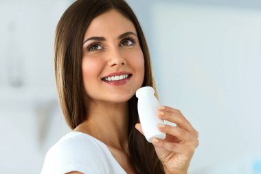 Diyet beslenme. Güzel gülümseyen kadın kapalı yoğurt içme