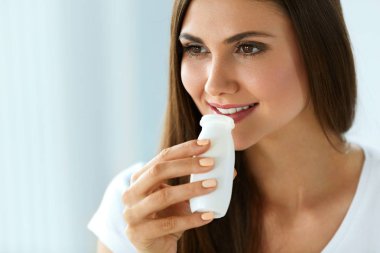 Güzel sağlıklı kadın doğal yoğurt, süt ürünleri içme