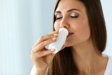 Güzel sağlıklı kadın doğal yoğurt, süt ürünleri içme