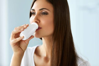 Güzel sağlıklı kadın doğal yoğurt, süt ürünleri içme