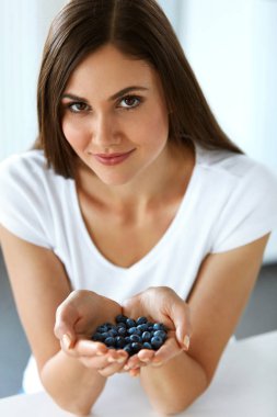 Sağlıklı Vitamin Gıda. Yaban mersini ile gülümseyen güzel kadın