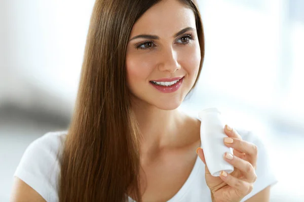 Mujer sosteniendo yogur bebido en interiores. Nutrición saludable —  Fotos de Stock