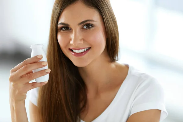 Mujer sosteniendo yogur bebido en interiores. Nutrición saludable — Foto de Stock