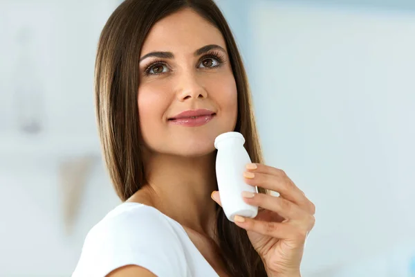 Dieta saludable. Hermosa mujer sonriente bebiendo yogur natural — Foto de Stock