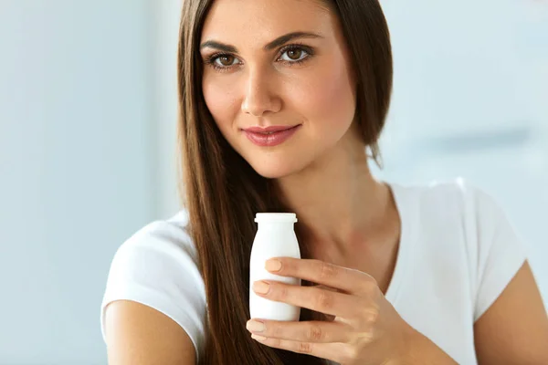 Dieta saludable. Hermosa mujer sonriente bebiendo yogur natural — Foto de Stock