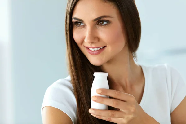 Mujer en una dieta saludable. Chica Con Yogur Bebedor, Bebida Láctea — Foto de Stock