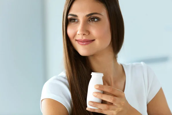 Dieta saludable. Hermosa mujer sonriente bebiendo yogur natural — Foto de Stock
