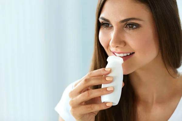 Schöne gesunde Frau trinkt natürlichen Joghurt, Milchprodukt — Stockfoto