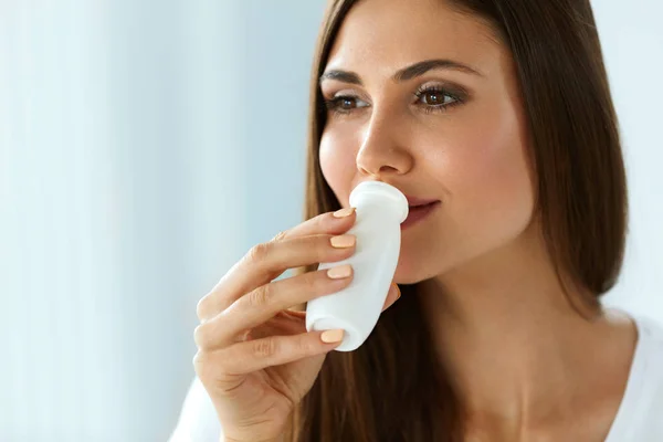 Bella donna sana che beve yogurt naturale, latticini — Foto Stock