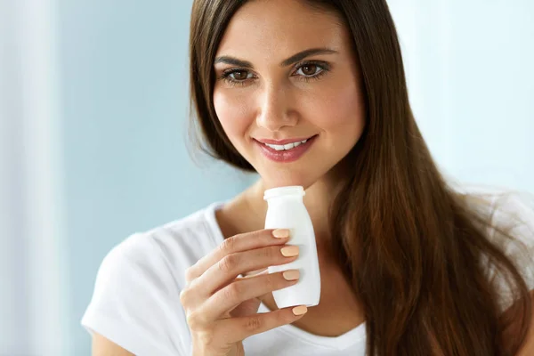 Frau auf gesunde Ernährung. Mädchen trinkt Joghurt, Milchgetränk — Stockfoto