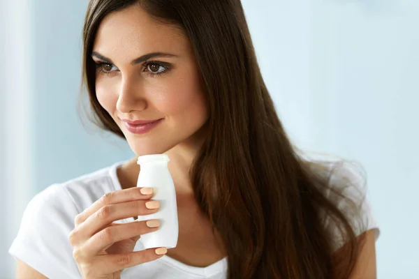 Zdravá strava. Krásná usměvavá žena pít přírodní jogurt — Stock fotografie