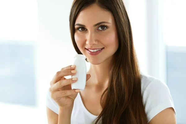 Mulher em uma dieta saudável. Menina com iogurte bebendo, bebida láctea — Fotografia de Stock