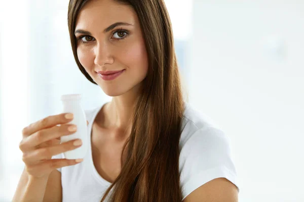 Dieta sana. Bella donna sorridente che beve yogurt naturale — Foto Stock
