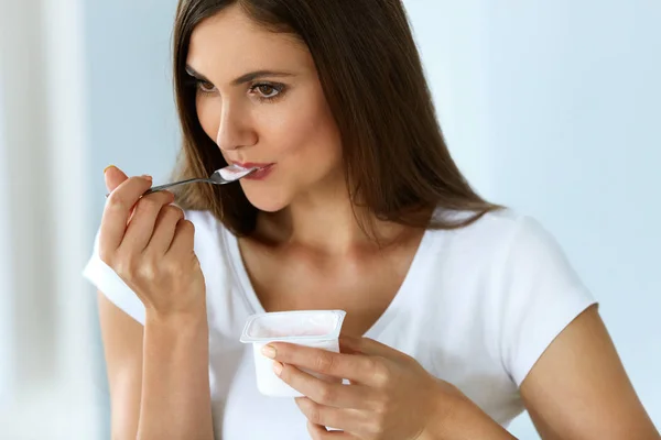 Nutrición saludable. Mujer hermosa comiendo yogur, producto lácteo — Foto de Stock