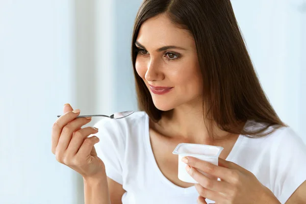 Zdravá výživa. Krásná žena na dietě jíst přírodní jogurt — Stock fotografie