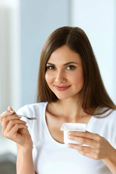 Nutrisi Sehat. Wanita cantik pada diet memakan yogurt alami — Stok Foto