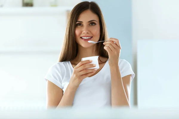 Hermosa mujer comiendo yogur orgánico. Dieta saludable Nutrición — Foto de Stock