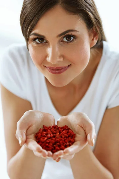 Здоровое питание. Девушка держит сушеные ягоды Годжи в руках — стоковое фото