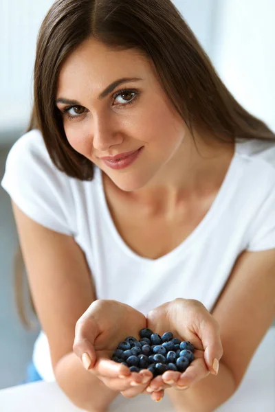 Potraviny zdravé vitamín. Krásná usměvavá žena s borůvkami — Stock fotografie