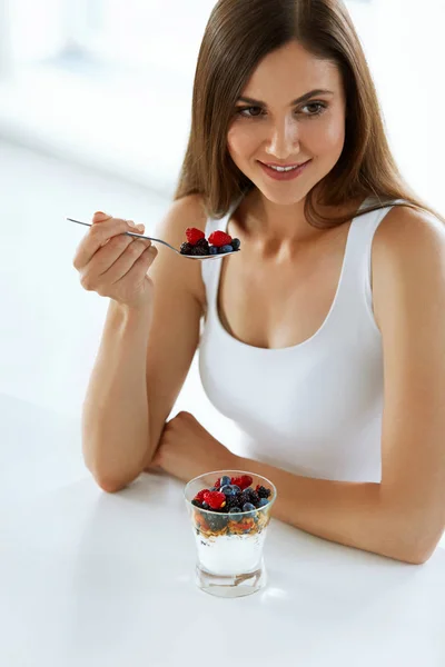 Nutrição dietética saudável. Mulher comendo iogurte, bagas e cereais — Fotografia de Stock