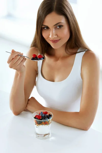 Nutrição dietética saudável. Mulher comendo iogurte, bagas e cereais — Fotografia de Stock