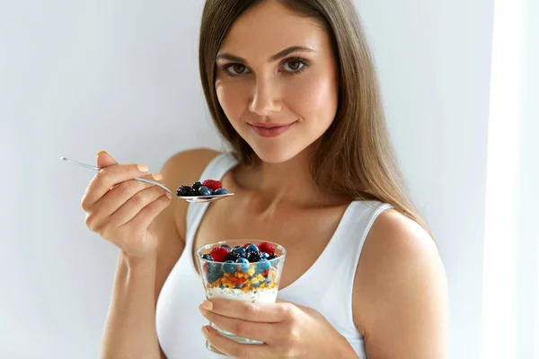 Zdravá snídaně. Žena se sklem, jogurt, jahody a oves — Stock fotografie