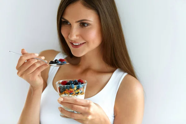 健康的な朝食のヨーグルト、果実、オートミールを食べる女 — ストック写真