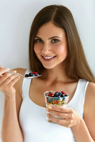 Retrato de mulher sorridente comendo iogurte com aveia e bagas — Fotografia de Stock