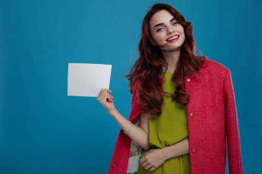 Boş oyun kağıdı ile şık elbiseleri güzel moda Model kız