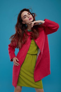 Güzel moda seksi kadın moda giysiler içinde poz