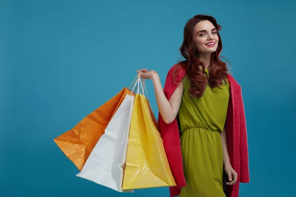 Kobieta, zakupy. Uśmiechający się piękna modelka z torby papierowe — Zdjęcie stockowe