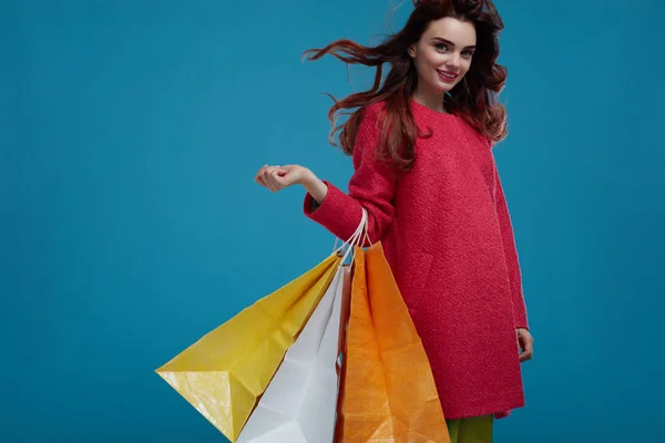 Mujer de compras. Sonriente hermosa modelo de moda con bolsas de papel — Foto de Stock