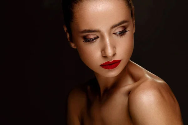 Retrato de beleza de moda. Mulher com bela maquiagem, lábios vermelhos — Fotografia de Stock