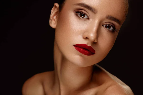 Mode-Schönheitsporträt. Frau mit schönem Make-up, roten Lippen — Stockfoto