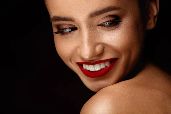 Frau mit Schönheitsgesicht und schönem Make-up. Kosmetikkonzept — Stockfoto